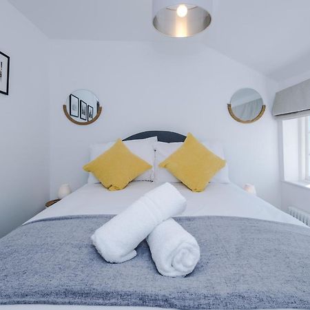 Stylish Home With Canal Views チェスター エクステリア 写真
