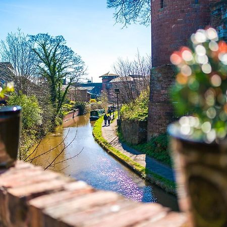 Stylish Home With Canal Views チェスター エクステリア 写真