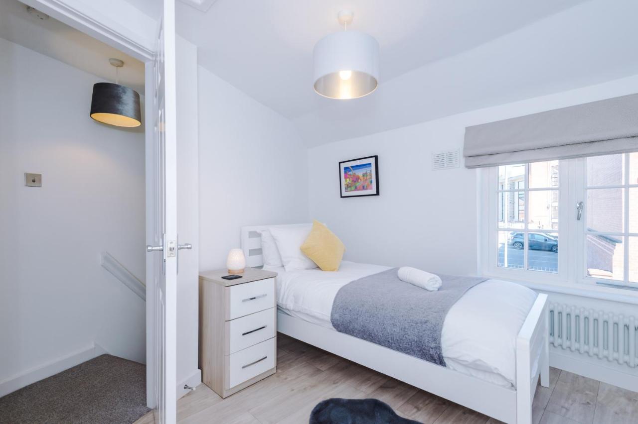 Stylish Home With Canal Views チェスター エクステリア 写真