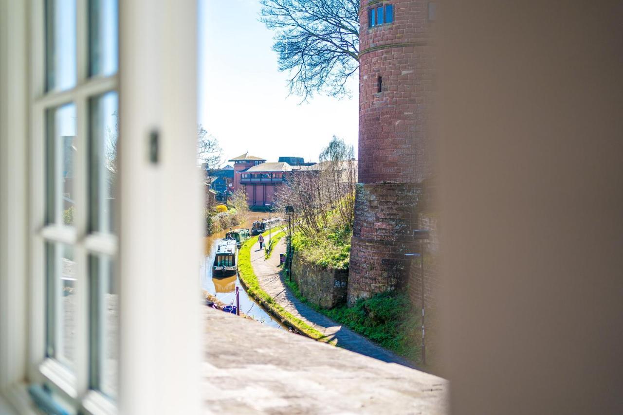 Stylish Home With Canal Views チェスター エクステリア 写真