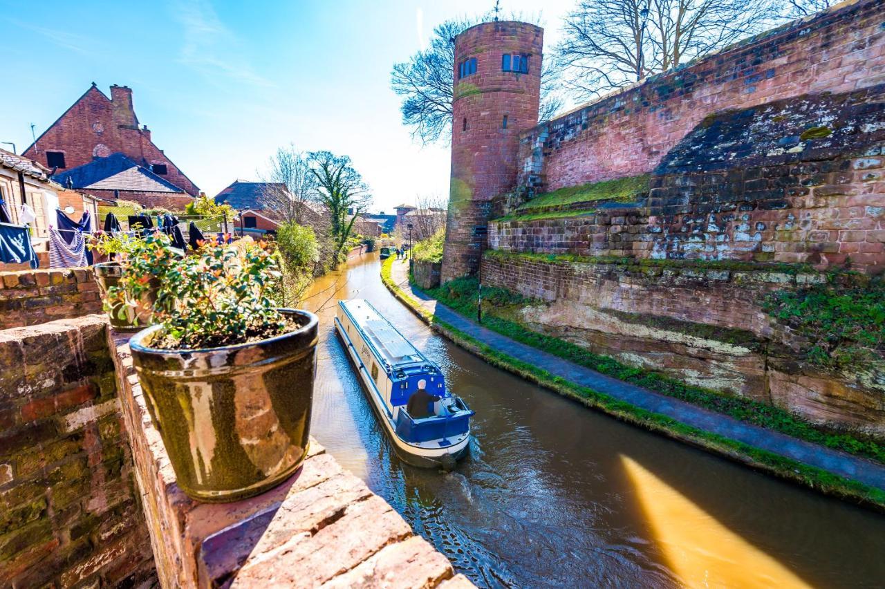 Stylish Home With Canal Views チェスター エクステリア 写真
