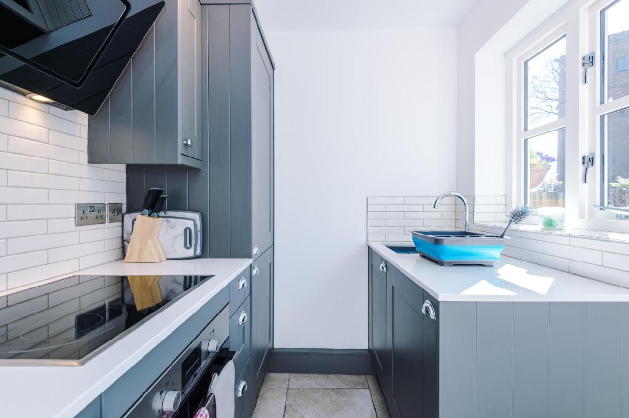 Stylish Home With Canal Views チェスター エクステリア 写真
