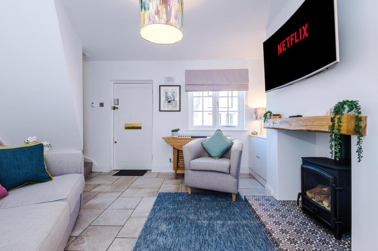 Stylish Home With Canal Views チェスター エクステリア 写真